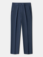 Pantalón regular esencial azul marino, pinzas frontales y trabillas en la cintura