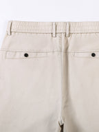Pantalón recto beige con cinturilla elástica y dos bolsillos traseros