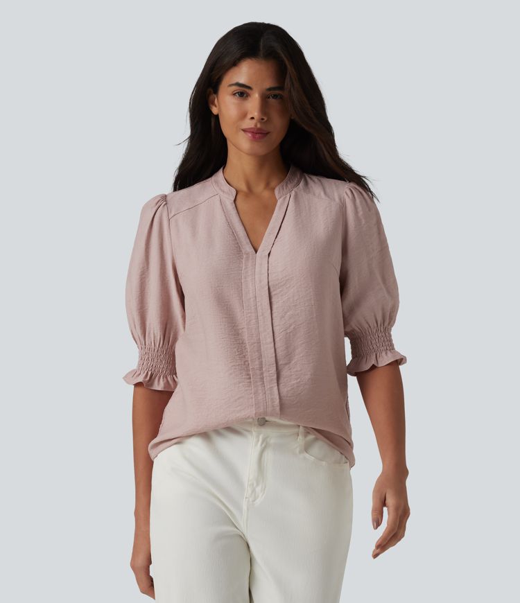 Blusa rosa palo con botones y cuello en V; mangas globo fruncidas