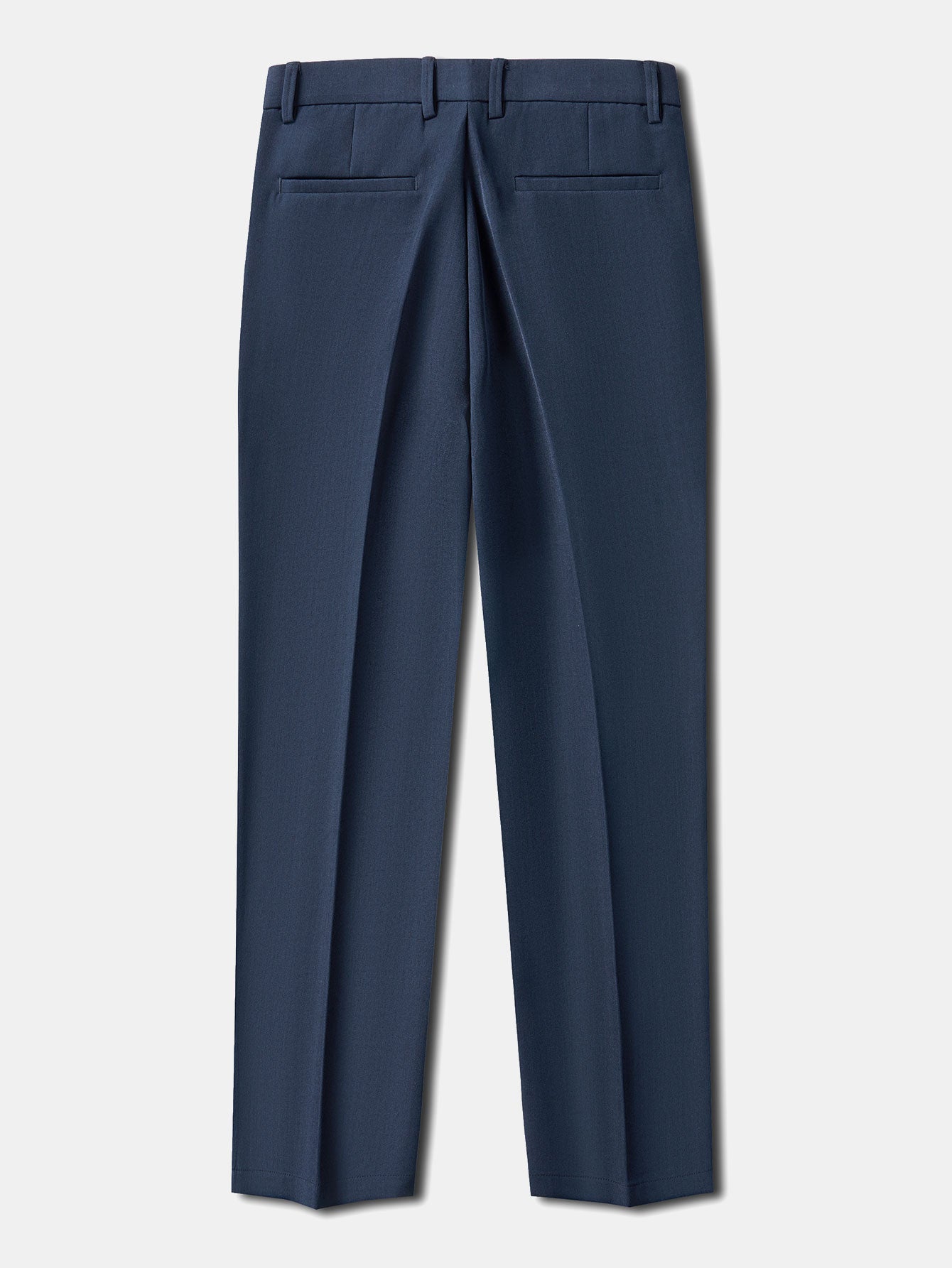 Pantalón regular esencial azul oscuro, bolsillos delanteros y pierna recta