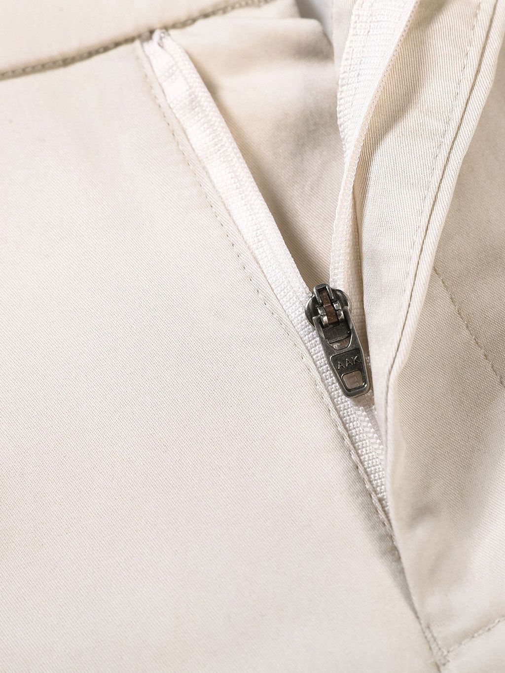 Pantalón recto beige con bolsillos laterales y cierre con cremallera