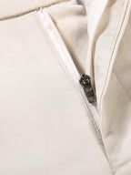 Pantalón recto beige con bolsillos laterales y cierre con cremallera