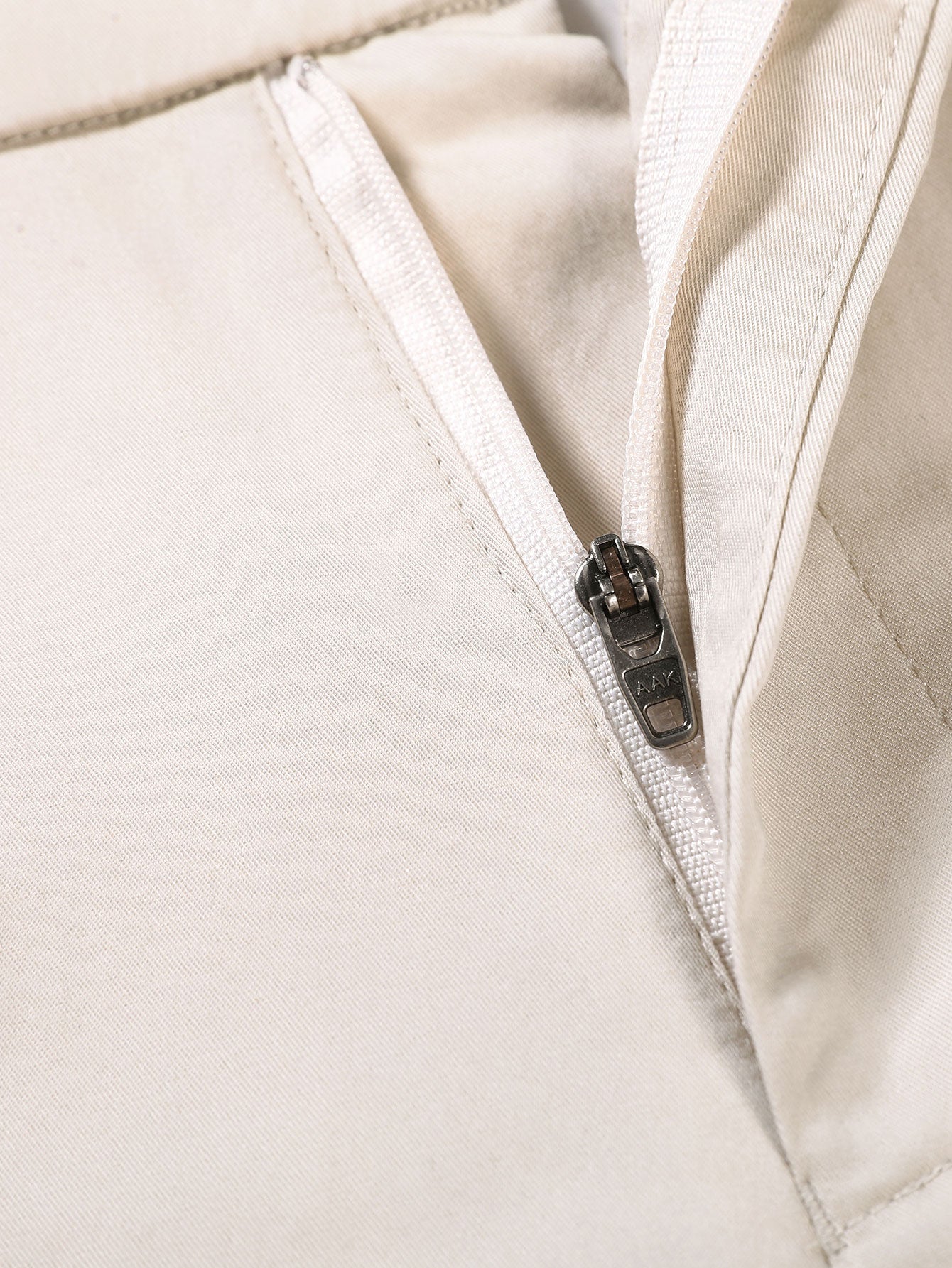 Pantalón recto beige con bolsillos laterales y cierre con cremallera