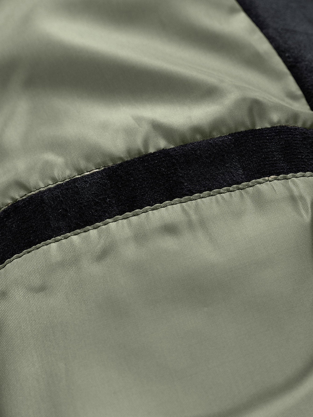 Chaqueta de gamuza con ribete negro y costura visible