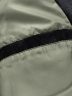 Chaqueta de gamuza con ribete negro y costura visible