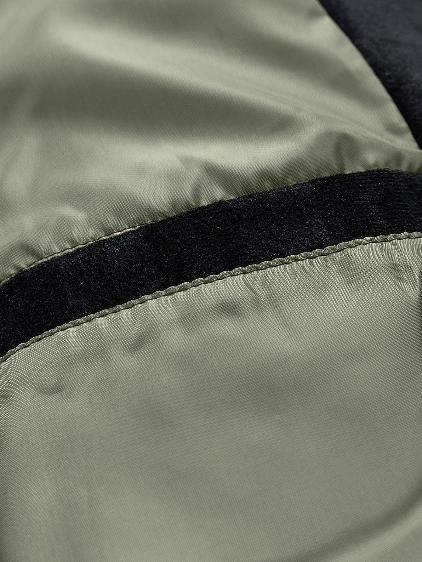 Chaqueta de gamuza con ribete negro y costura visible