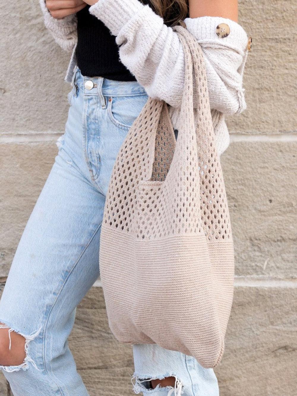 Bolso tote de malla beige con base lisa y asa de tela corta.