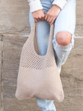 Bolso tote de malla tejido beige con asa y forro interior claro.