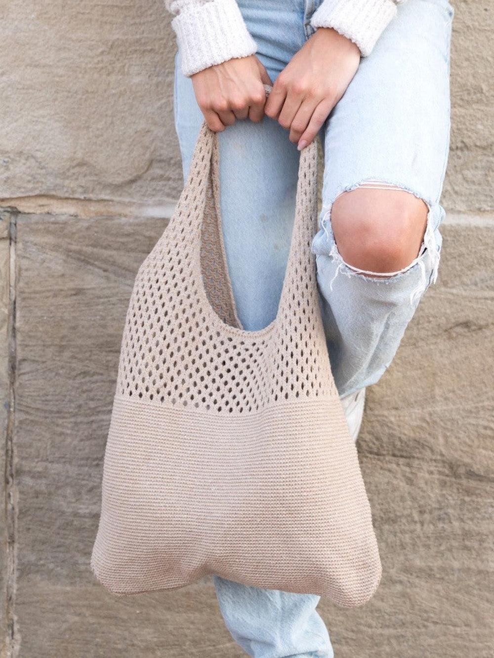 Bolso tote de malla tejido beige con asa y forro interior claro.