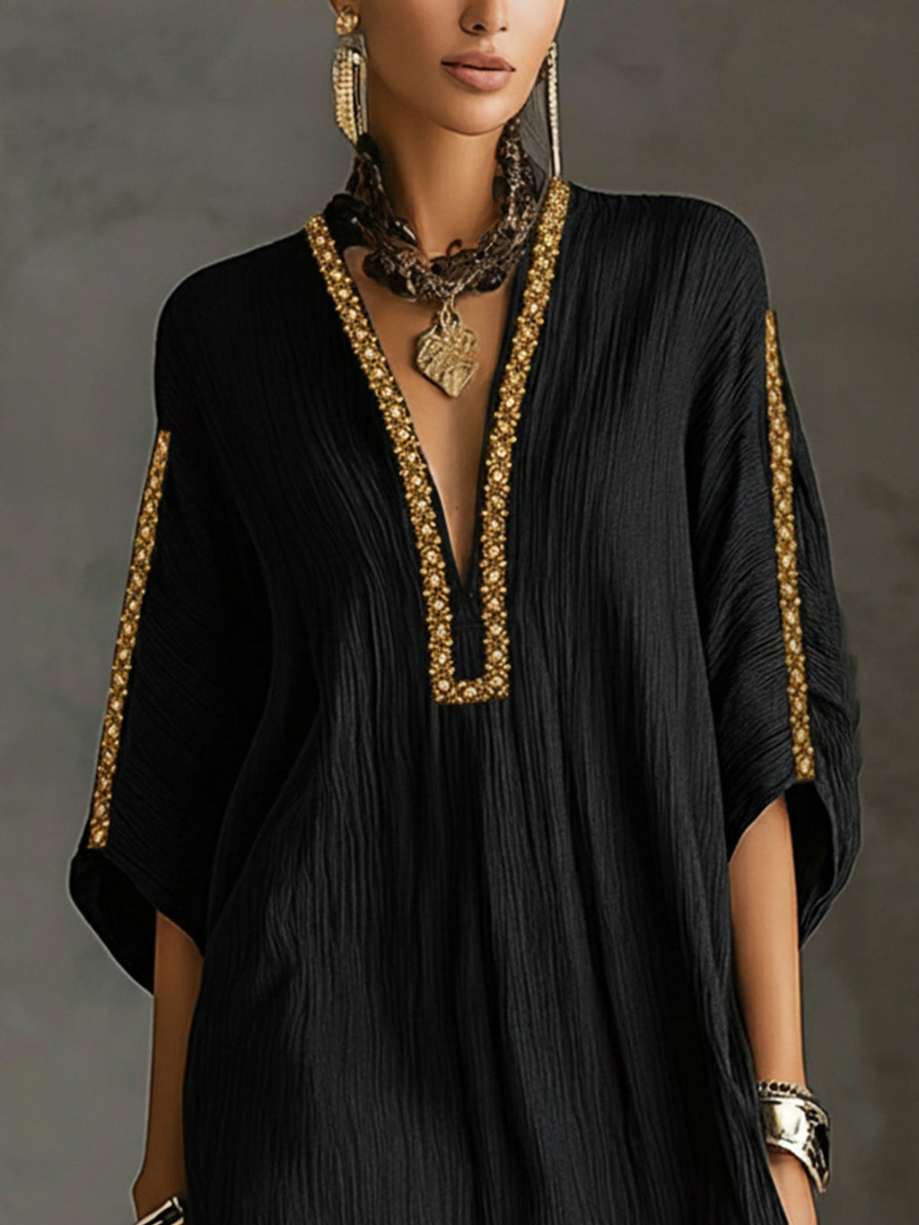 Vestido corto negro con escote V pronunciado y acabado acanalado con ribete dorado