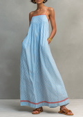 Vestido midi azul de tirantes finos, frunces en el pecho y falda amplia con ribete rojo