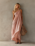 Vestido sin mangas rosa con drapeado cruzado y falda larga, dobladillo ligeramente irregular.