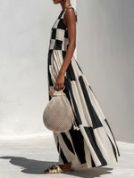 Vestido maxi sin mangas de cuadros negro y blanco con falda acampanada y cinturilla