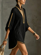 Vestido corto negro de corte suelto con escote V pronunciado y ribete dorado