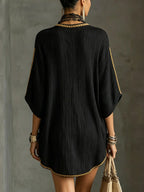 Vestido corto negro con espalda recta y ribete dorado en dobladillo