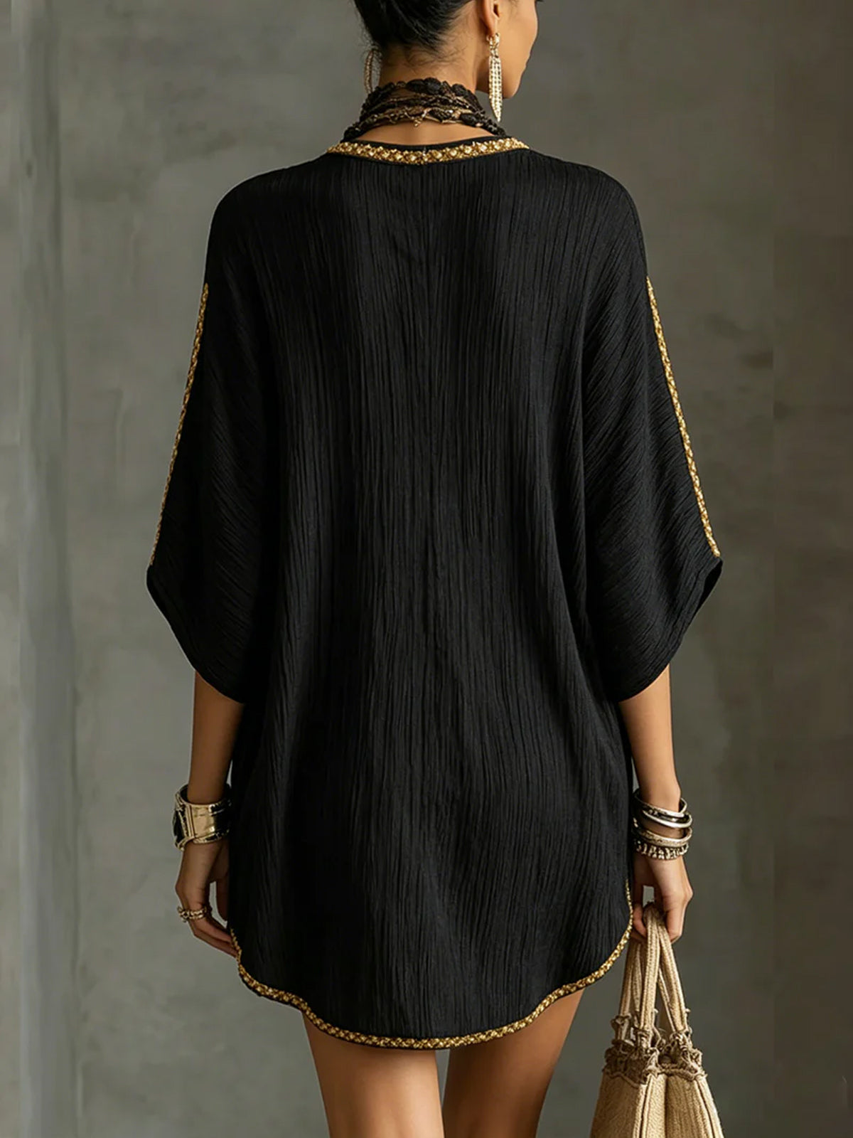 Vestido corto negro con espalda recta y ribete dorado en dobladillo