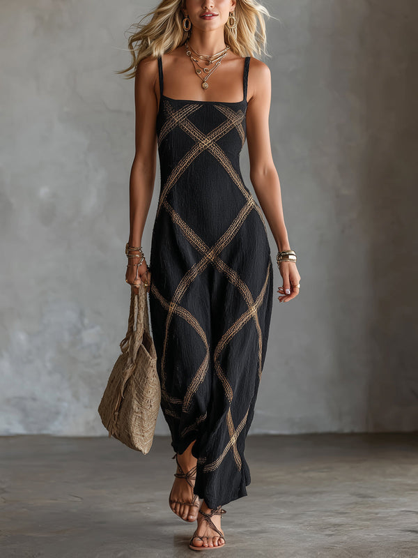 Vestido negro largo con tirantes finos y patrón geométrico en líneas doradas