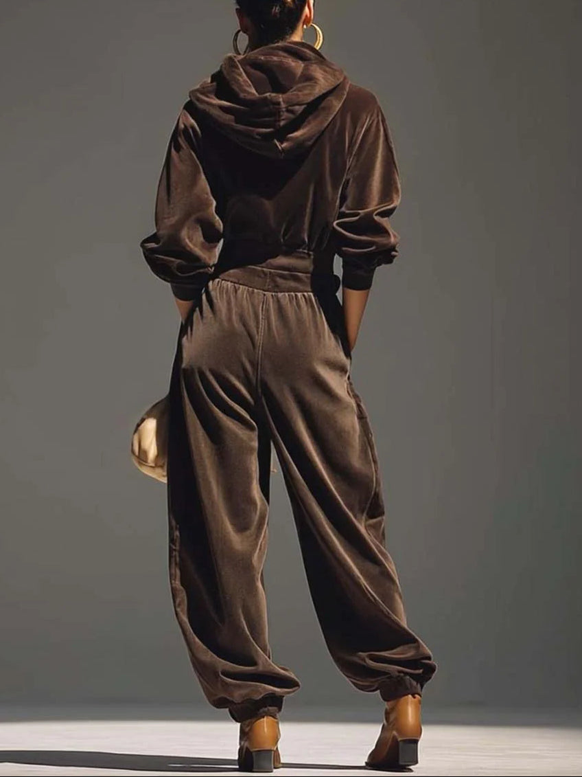 Conjunto Ivonne de blusa con cuello alto y pantalón holgado marrón, vista trasera