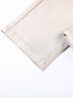 Pantalón recto beige con dobladillo inferior y costura lateral