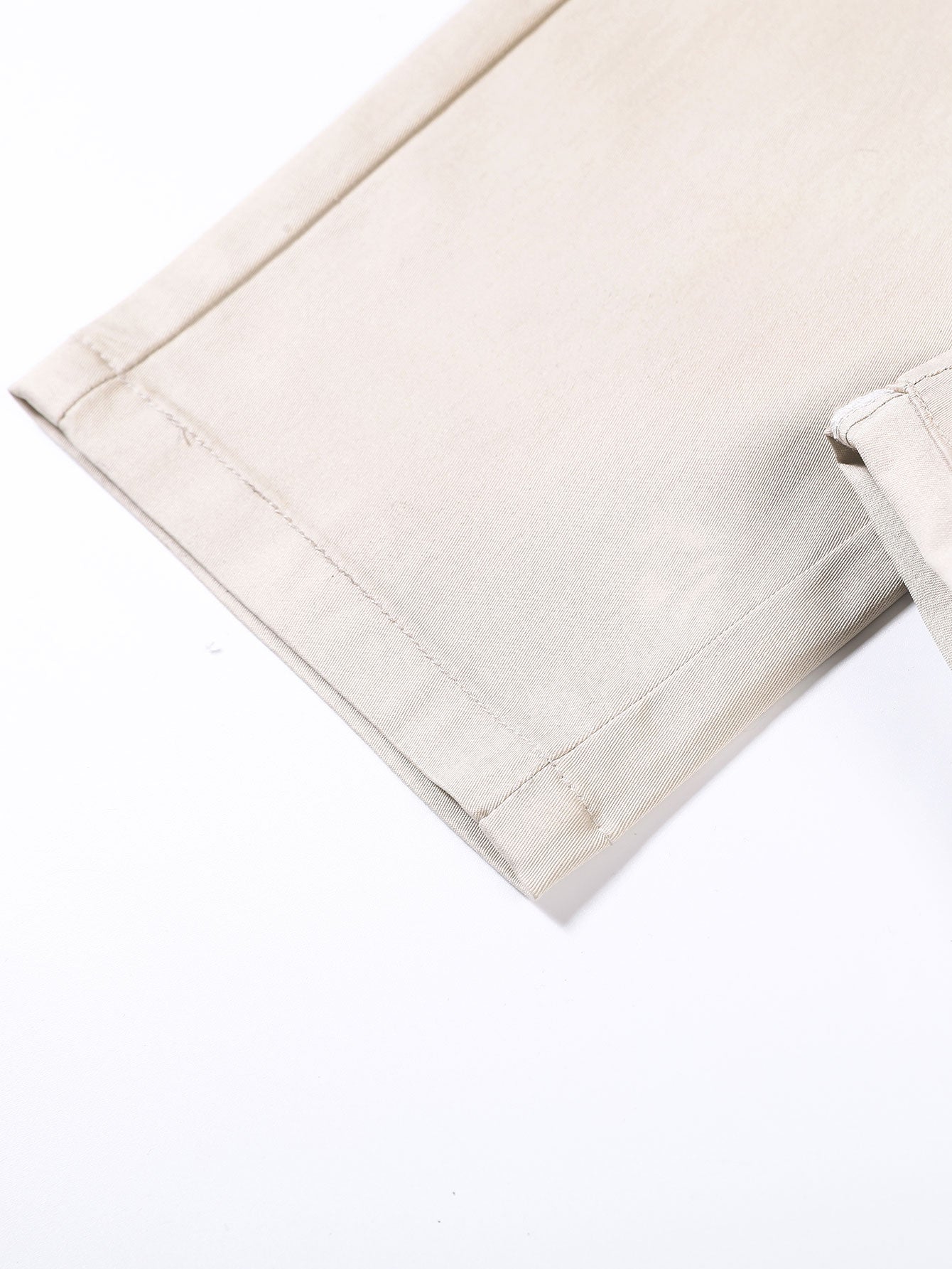 Pantalón recto beige con dobladillo inferior y costura lateral