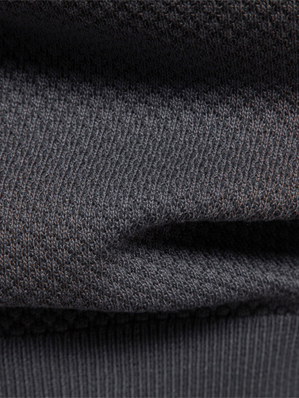 Polo de punto oscuro: cuello acanalado y costura inferior