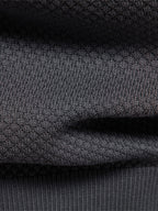 Polo de punto oscuro: cuello acanalado y costura inferior