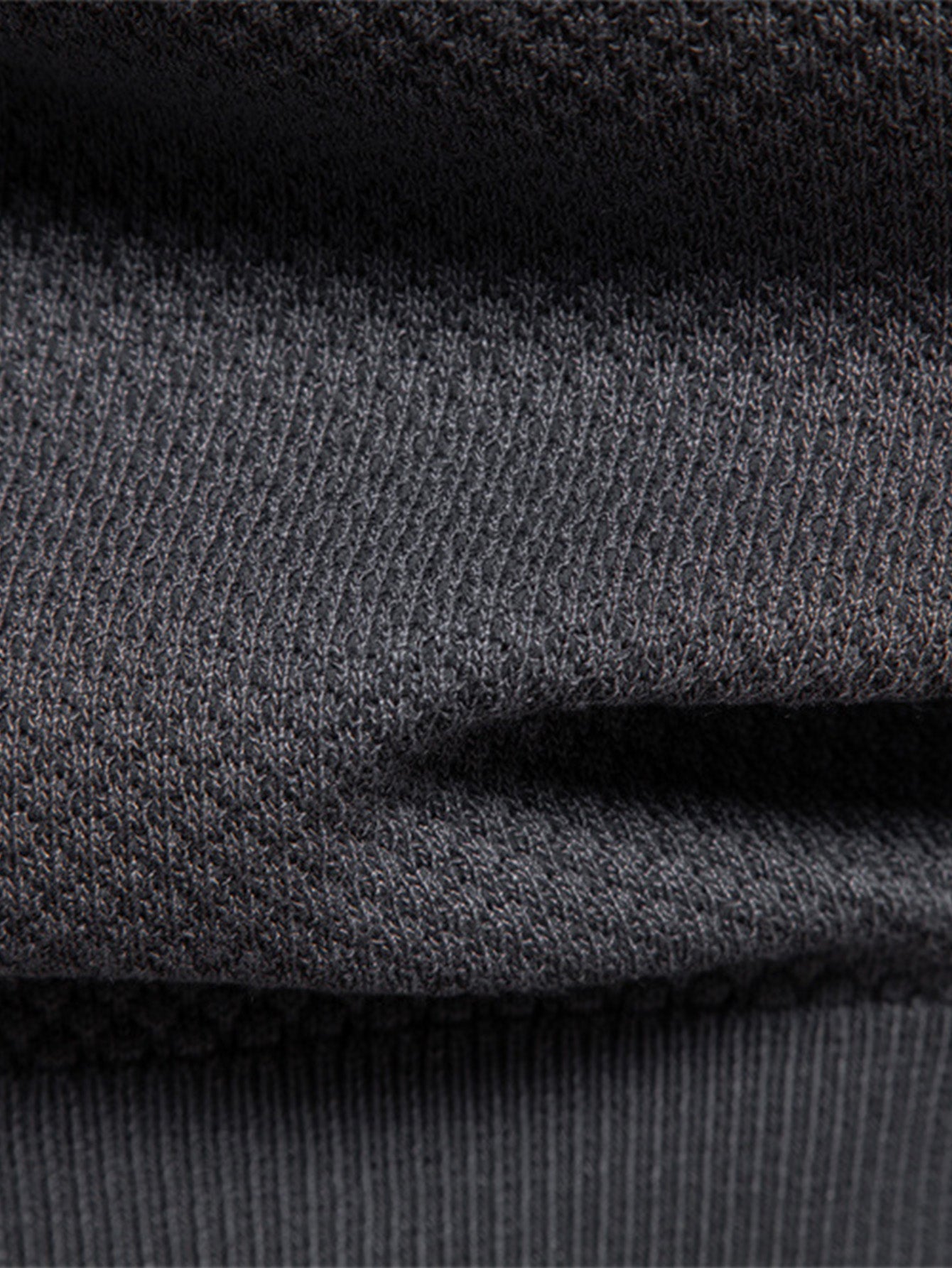 Polo de punto oscuro: cuello acanalado y costura inferior