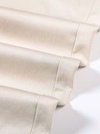 Pantalón recto beige con pliegues en la parte trasera y costuras marcadas