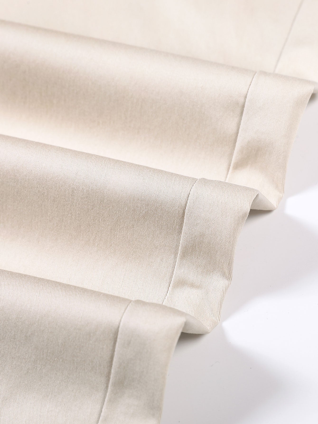 Pantalón recto beige con pliegues en la parte trasera y costuras marcadas