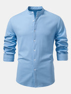 Camisa entallada de manga larga acanalada azul claro, cuello de pie y botones