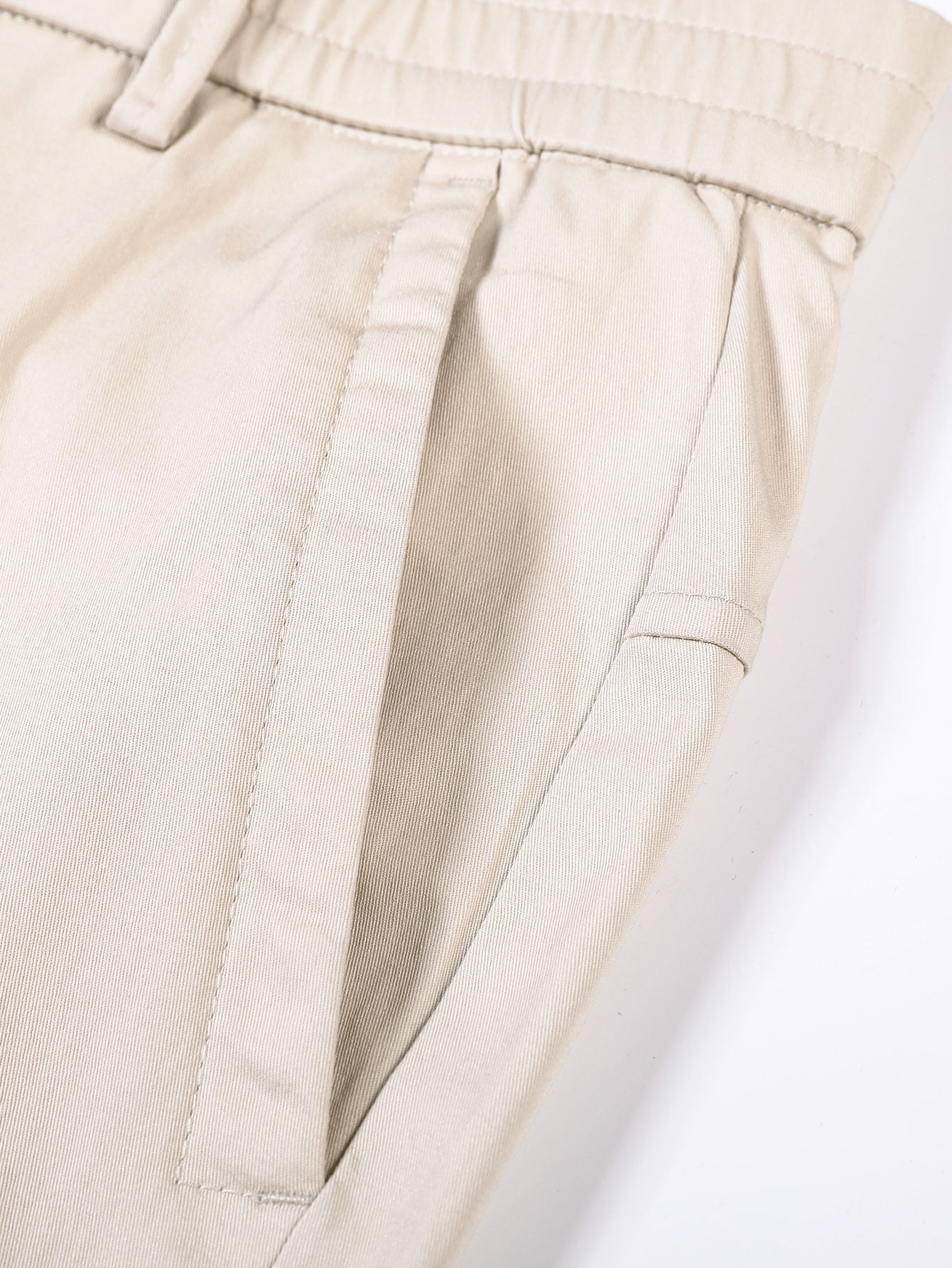 Pantalón recto beige con costuras y cierre con botón decorativo
