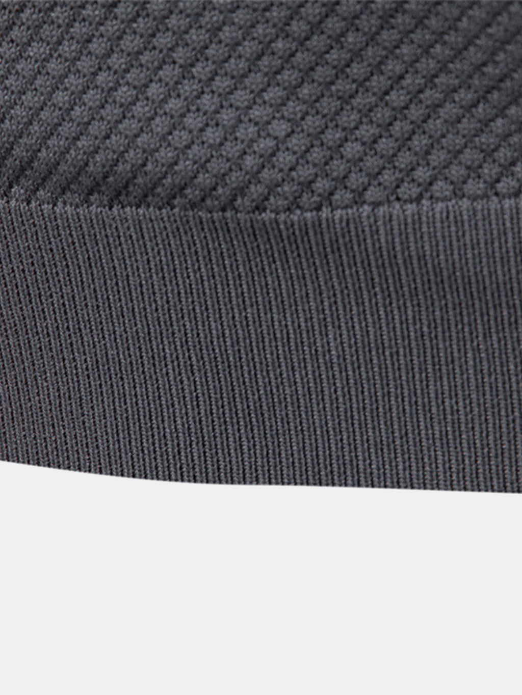 Polo de punto oscuro: textura jaspeada y dobladillo inferior