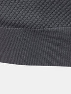 Polo de punto oscuro: textura jaspeada y dobladillo inferior
