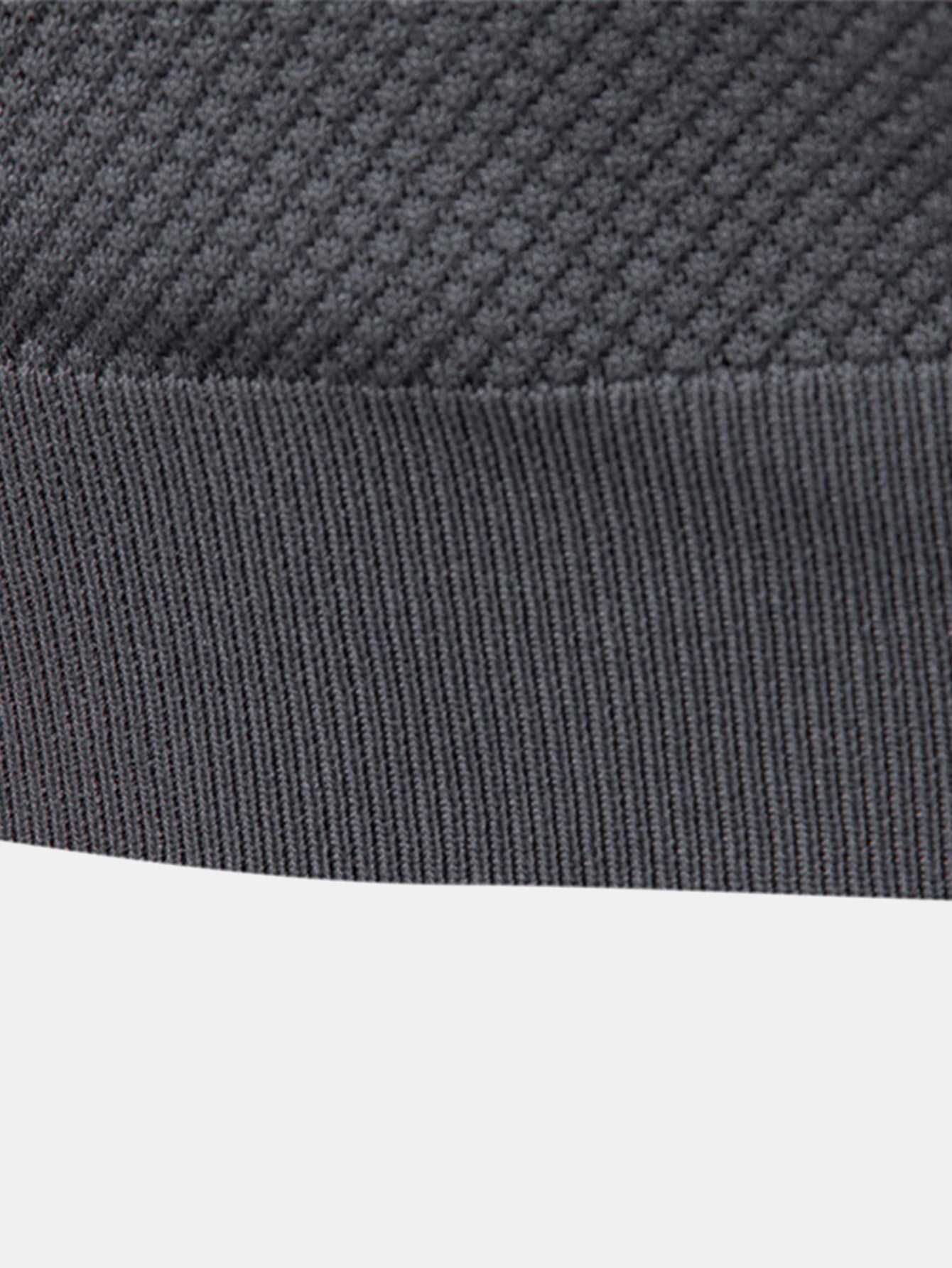 Polo de punto oscuro: textura jaspeada y dobladillo inferior