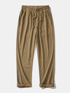 Pantalón recto de pana color camel, cintura elástica con cordón y bolsillos laterales.