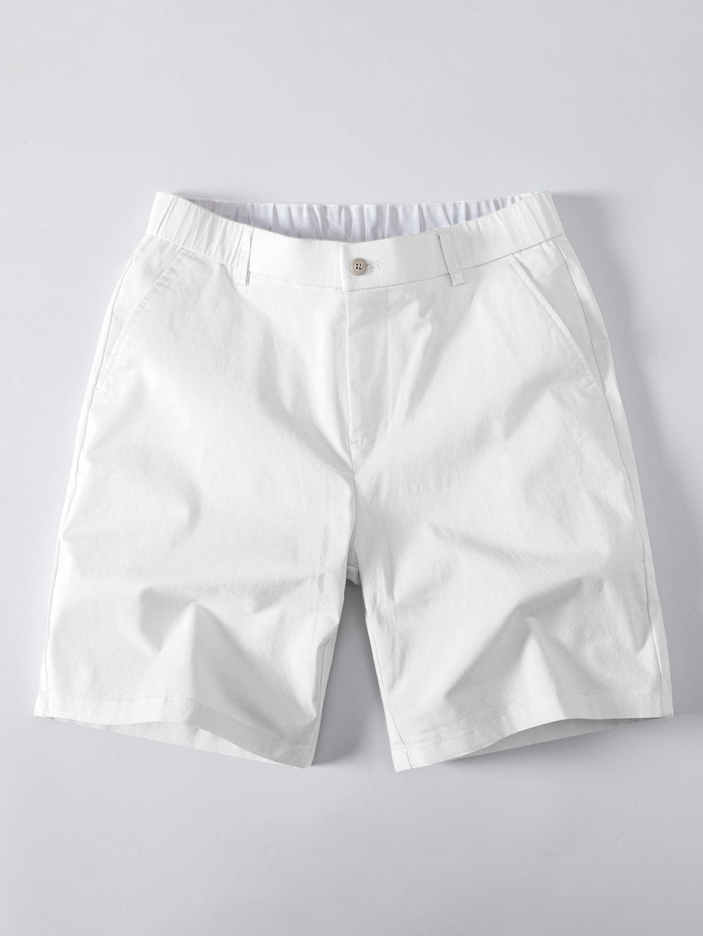 Pantalón corto blanco con cintura elástica y bolsillos laterales, vista frontal