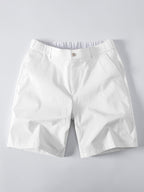 Pantalón corto blanco con cintura elástica y bolsillos laterales, vista frontal