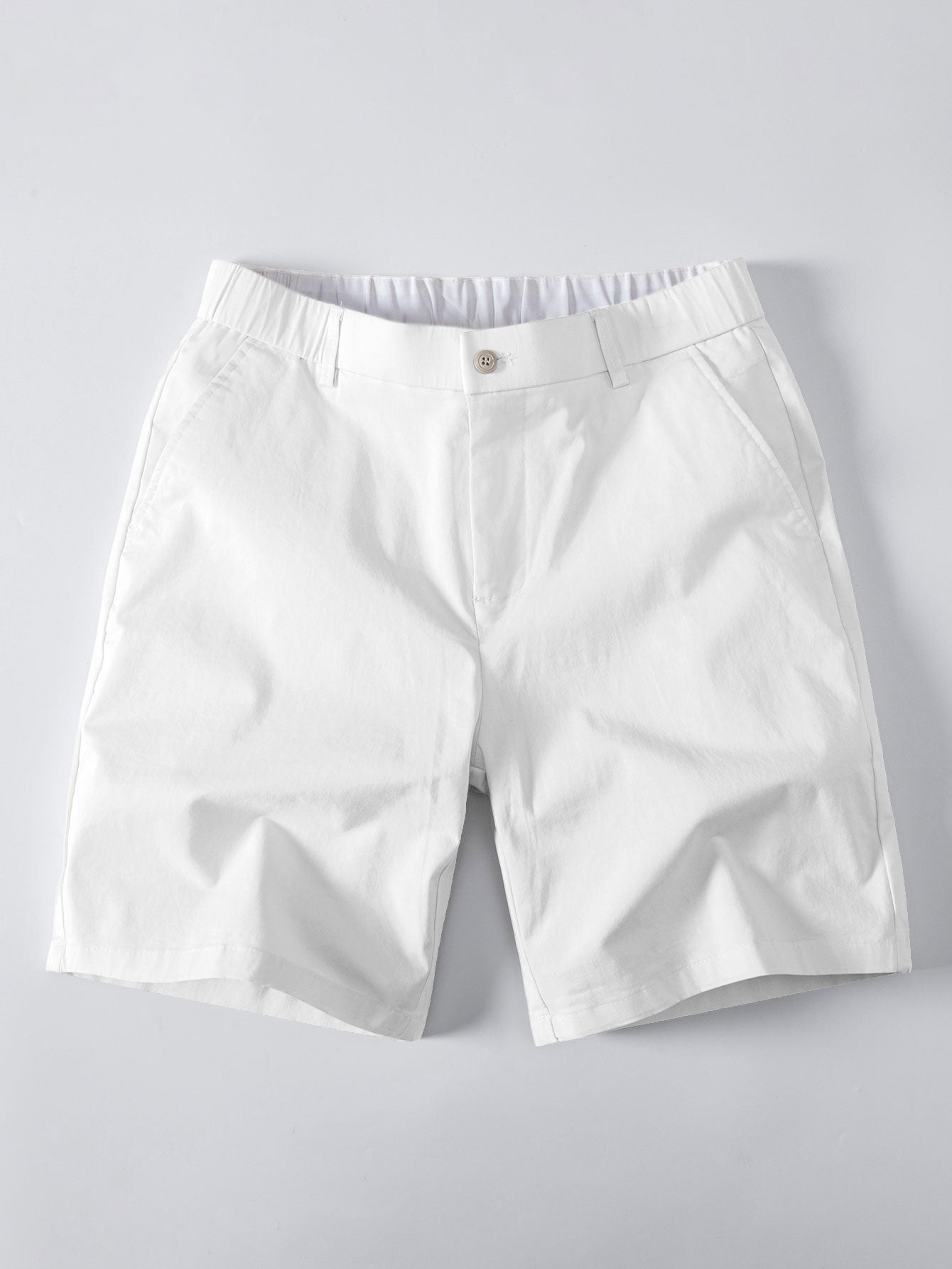 Pantalón corto blanco con cintura elástica y bolsillos laterales, vista frontal