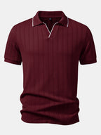 Polo de jacquard geométrico burdeos con cuello clásico y cierre tipo media cremallera