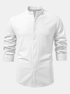 Camisa entallada de manga larga blanca, cuello de pie y botones frontales