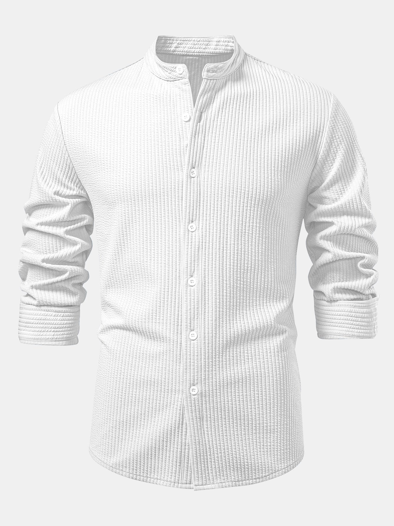 Camisa entallada de manga larga blanca, cuello de pie y botones frontales