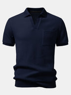 Polo de punto con cuello y bolsillo en azul marino, manga corta