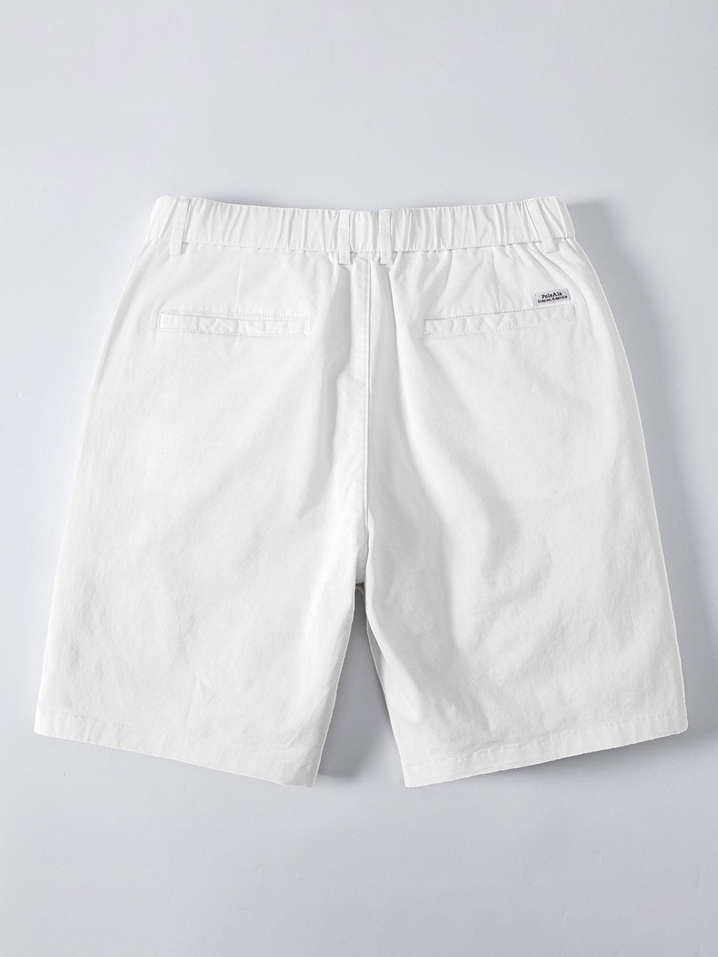 Pantalón corto blanco con cintura elástica y bolsillos traseros, vista trasera