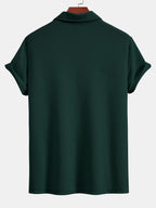 Polo Monaco verde oscuro de manga corta con cuello y parte trasera lisa.