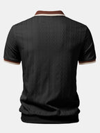 Polo Riviera negro vista trasera con ribetes marrones y patrón vertical sutil.