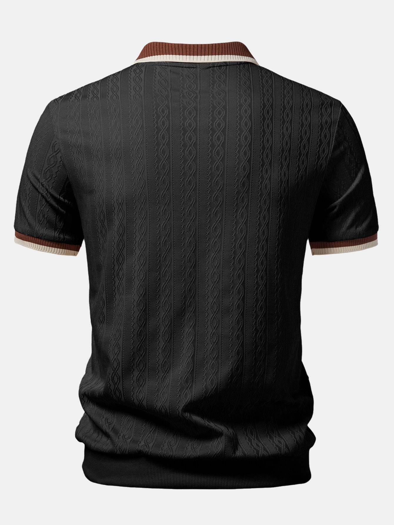 Polo Riviera negro vista trasera con ribetes marrones y patrón vertical sutil.