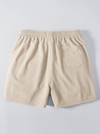 Pantalón corto beige con cintura elástica y bolsillo trasero en la pierna