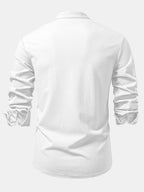 Camisa entallada blanca de manga larga, parte trasera con tejido acanalado