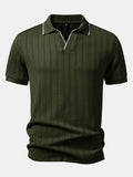 Polo de punto verde oscuro con cuello y tapeta en V, manga corta y textura vertical
