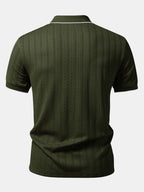 Polo verde oscuro con cuello, tejido jacquard geométrico y vista trasera.